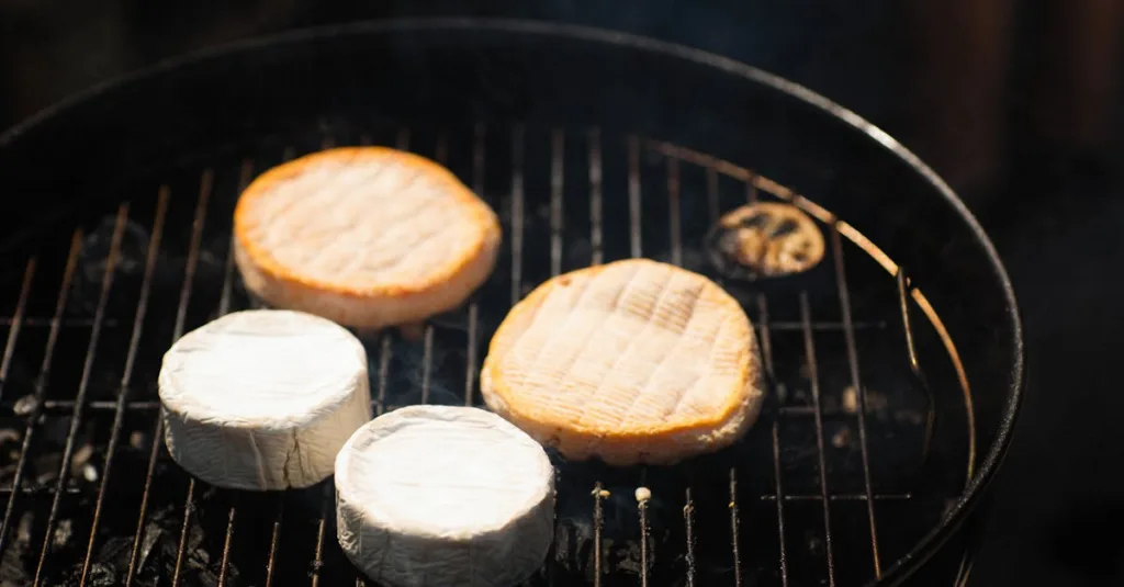 découvrez l'authentique camembert, ce fromage français renommé pour sa pâte crémeuse et sa croûte fleurie, idéal pour vos moments gourmands.