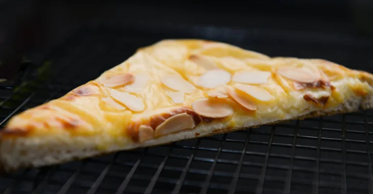 découvrez la frangipane, une délicieuse crème à base d'amandes, parfaite pour garnir vos galettes des rois et autres pâtisseries traditionnelles.