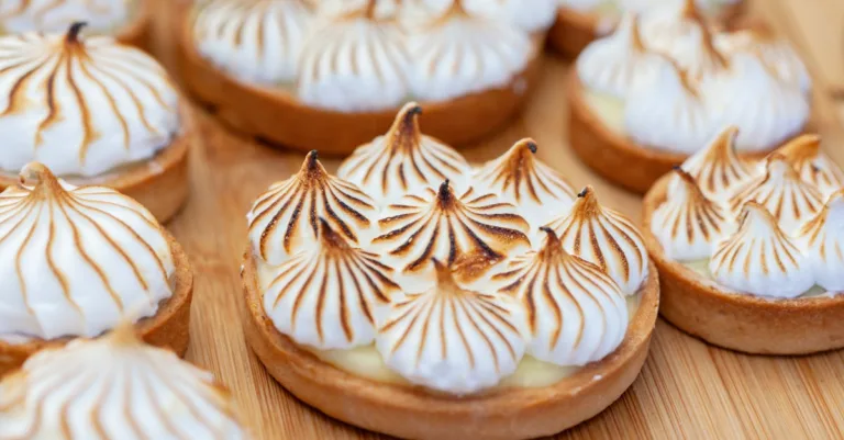 découvrez notre délicieuse tarte au citron meringuée, un équilibre parfait entre la douceur acidulée du citron et la douceur légère de la meringue, pour un dessert irrésistible.