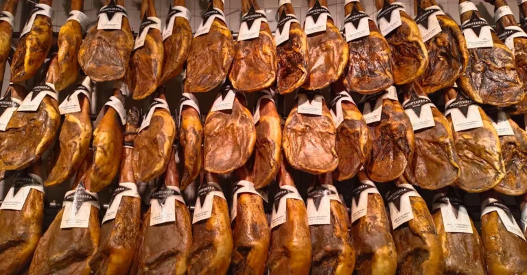 découvrez les spécialités culinaires de normandie, une région riche en saveurs avec ses produits locaux authentiques et sa gastronomie traditionnelle.