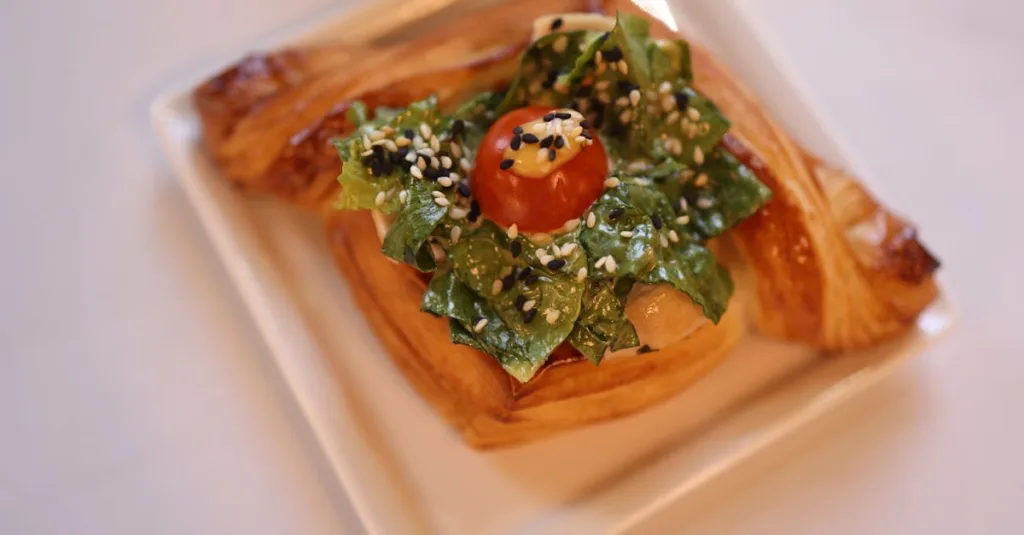 découvrez notre recette facile et délicieuse de saumon en pâte feuilletée, parfaite pour un repas rapide et gourmand.