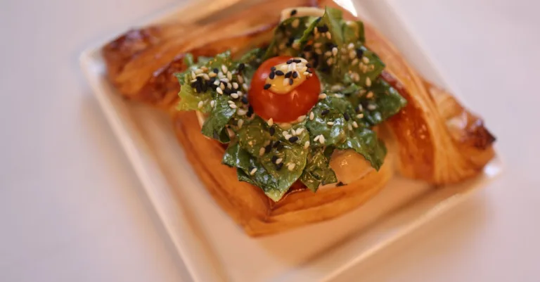 découvrez notre recette facile et délicieuse de saumon en pâte feuilletée, parfaite pour un repas rapide et gourmand.