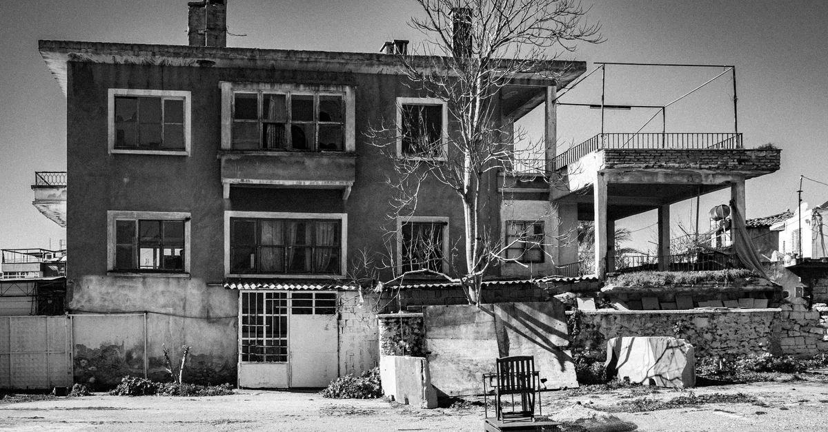 découvrez l'histoire fascinante d'une maison abandonnée, entre mystère et charme du passé.