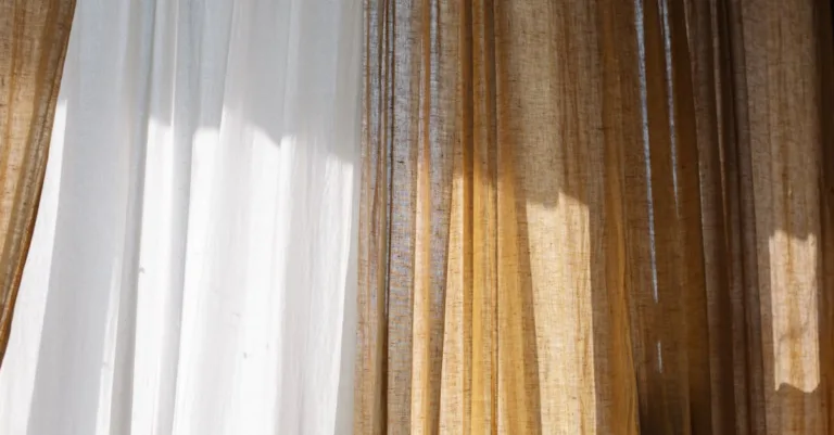 découvrez comment choisir la largeur idéale de vos rideaux pour sublimer votre intérieur avec style et fonctionnalité.