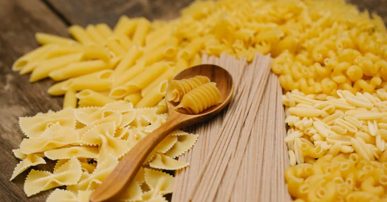découvrez comment déterminer la quantité idéale de pâtes pour vos repas, que ce soit pour une portion individuelle ou un repas en groupe.