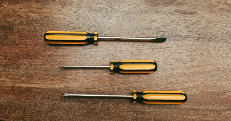 tournevis phillips : outil essentiel pour vis cruciformes, offrant précision et efficacité pour vos travaux de bricolage et réparation.