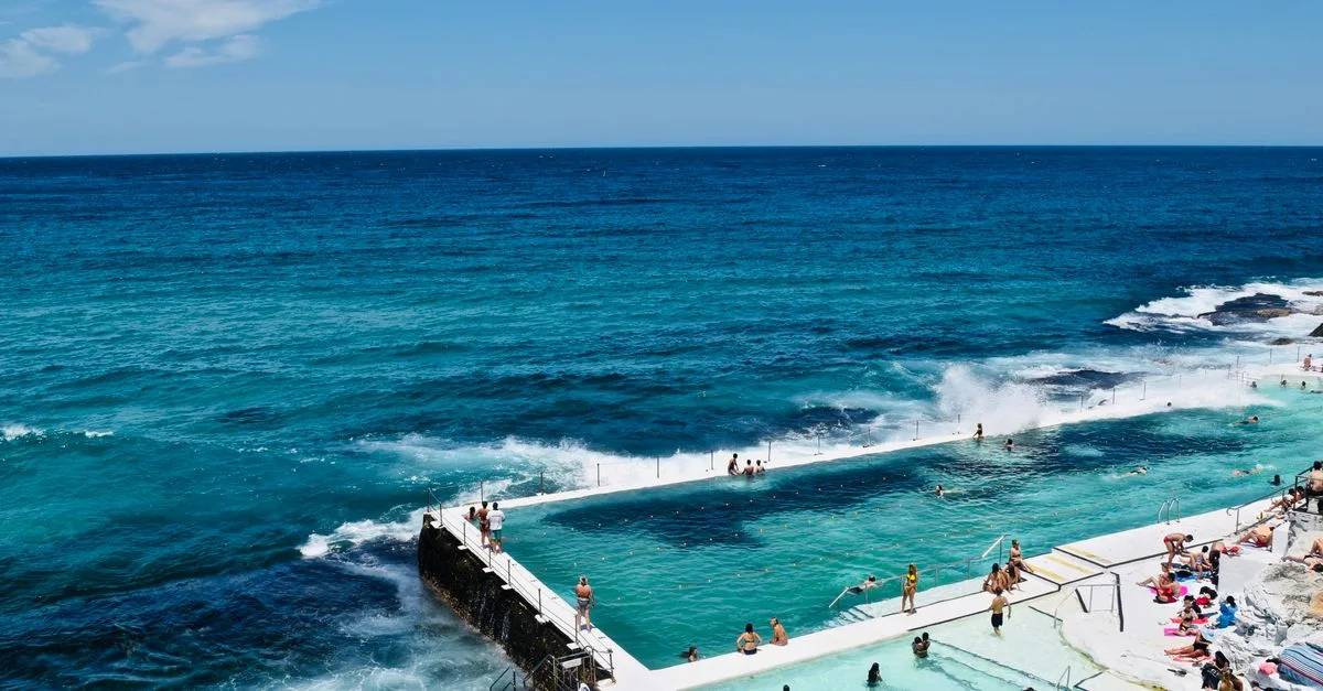 découvrez les raisons et implications de l'interdiction des piscines d'eau salée, ainsi que les alternatives possibles pour profiter d'une baignade saine et écologique.