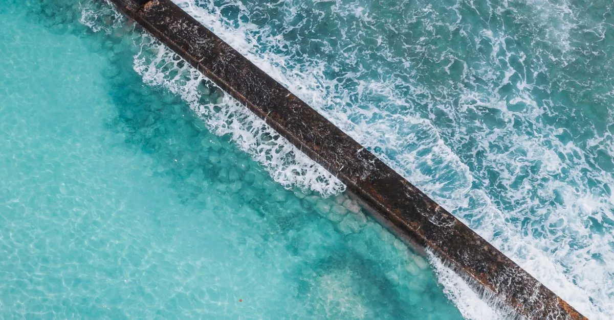 découvrez les raisons et les implications de l'interdiction des piscines d'eau salée, ainsi que les alternatives possibles pour votre installation aquatique.