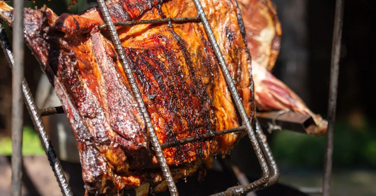découvrez comment préparer un rôti de porc savoureux et croustillant grâce à la friteuse à air. recette facile, rapide et saine pour un repas délicieux.