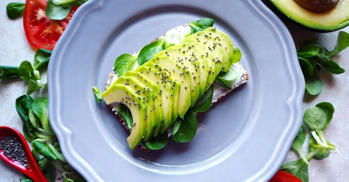découvrez tout sur l'avocat : bienfaits, recettes savoureuses et conseils pour choisir et conserver ce fruit nutritif et délicieux.