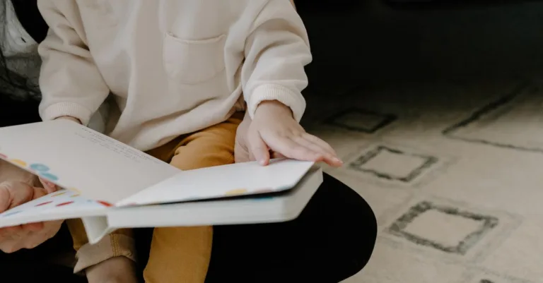 découvrez les bases de la littératie précoce pour favoriser le développement de la lecture et de l'écriture chez les jeunes enfants dès leurs premières années.