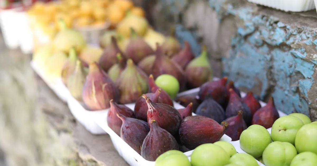 découvrez une variété délicieuse et saine de fruits frais pour une alimentation équilibrée et pleine de saveurs.