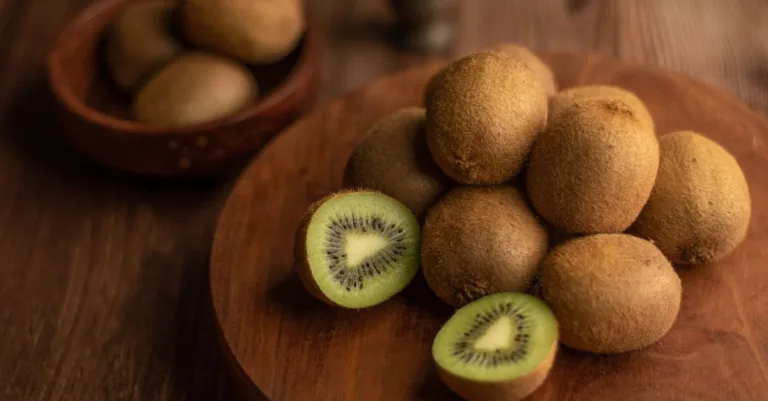 découvrez tout sur le kiwi : ses bienfaits pour la santé, ses différentes variétés, et des idées recettes originales pour en profiter toute l'année.