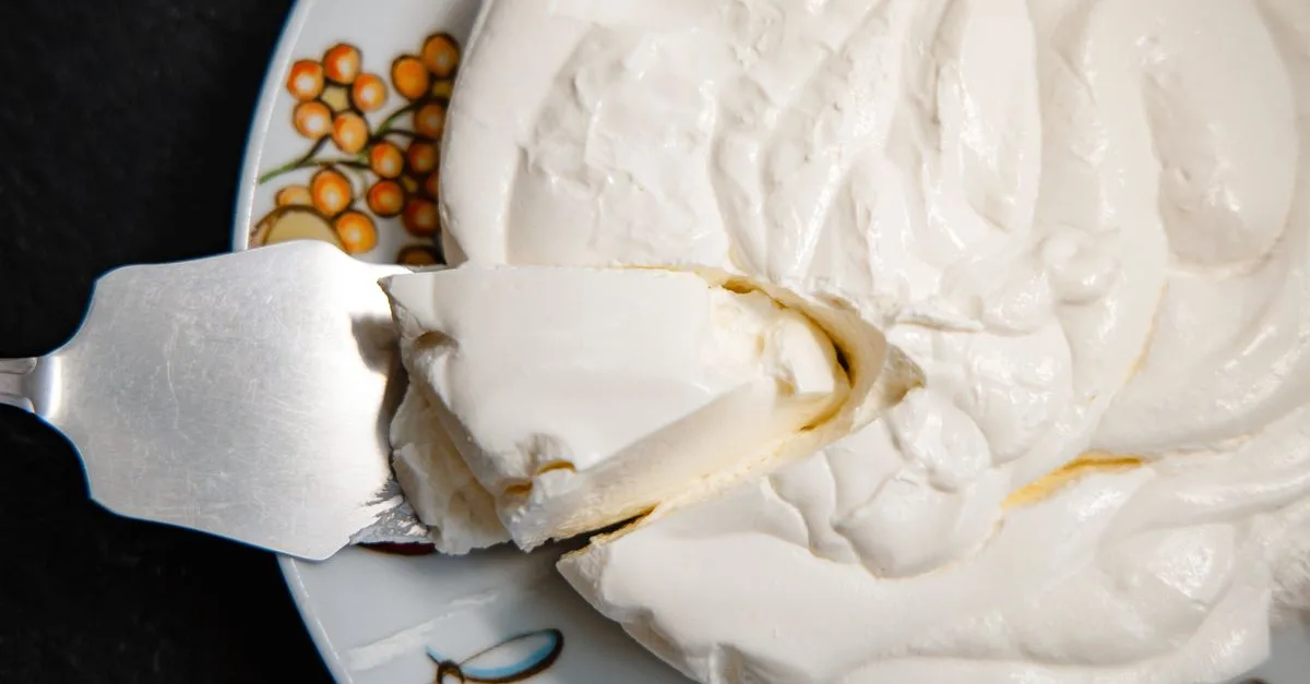 découvrez notre recette facile et délicieuse de pavlova, un dessert léger à base de meringue croustillante et de fruits frais parfait pour toutes les occasions.