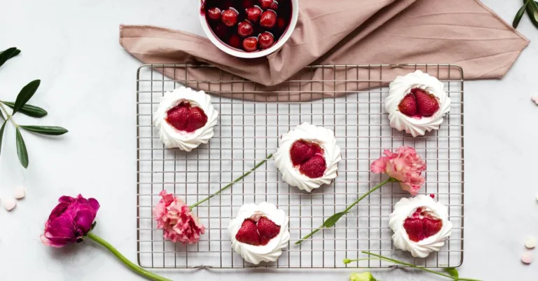 découvrez notre recette facile de pavlova, un dessert léger et gourmand à base de meringue croustillante, crème fouettée et fruits frais.
