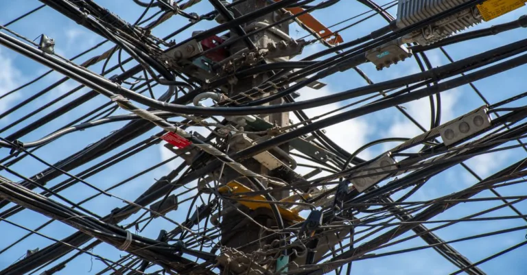 découvrez nos services d'électricité professionnels pour installations, réparations et maintenance, assurant sécurité et performance pour votre domicile ou entreprise.
