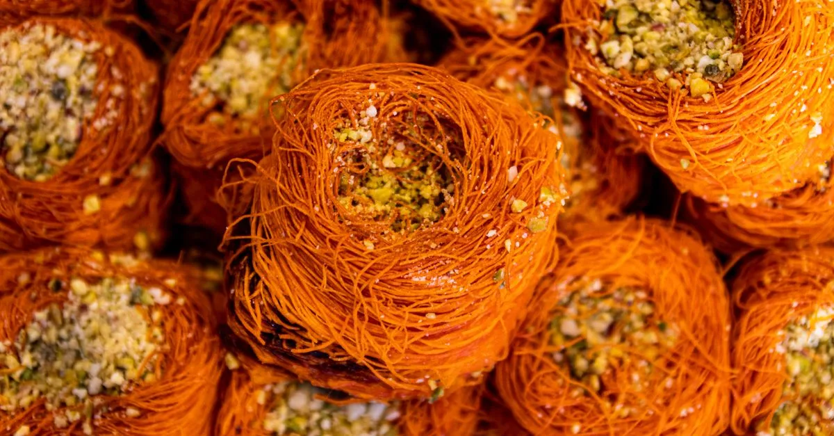 découvrez la recette traditionnelle du kadayif, un dessert turc croustillant et délicieux à base de fils de pâte fine, noix et sirop sucré. parfait pour impressionner vos invités !