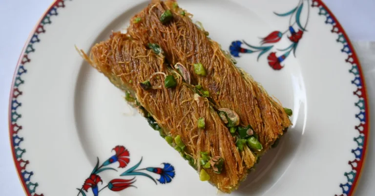 découvrez la recette traditionnelle du kadayif, un dessert turc délicieux à base de pâte filo croustillante et de sirop sucré, parfait pour toutes les occasions.