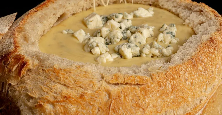 découvrez une recette facile de pont-l’évêque rôti au four, fondant et généreux, à savourer en apéritif avec du pain croustillant.