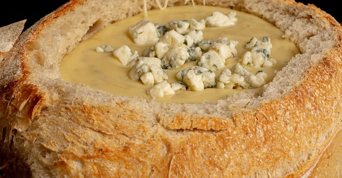 découvrez une recette facile de pont-l’évêque rôti au four, fondant et généreux, à savourer en apéritif avec du pain croustillant.