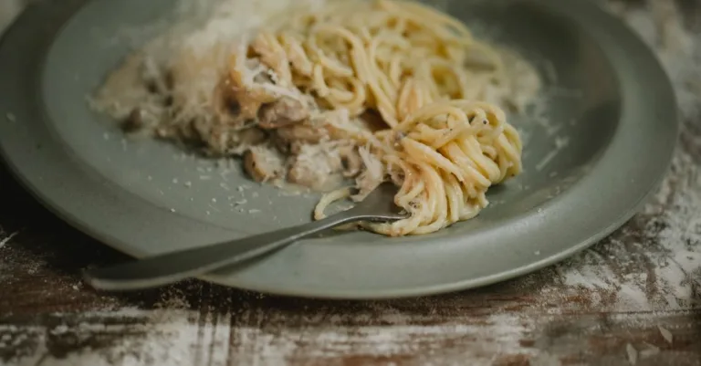découvrez une sauce crémeuse à la normande pour accompagner la dinde, avec des saveurs douces et gourmandes inspirées de la cuisine française.