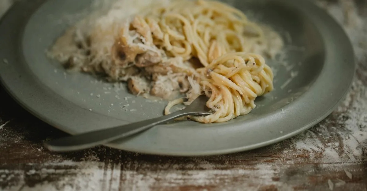 découvrez une sauce crémeuse à la normande pour accompagner la dinde, avec des saveurs douces et gourmandes inspirées de la cuisine française.