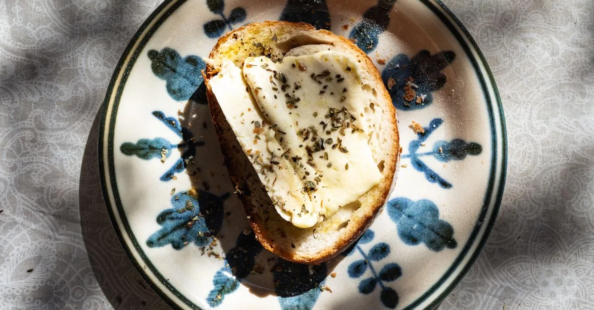 découvrez combien de temps cuire un camembert au four pour obtenir un cœur bien coulant, avec des conseils simples pour une cuisson réussie.