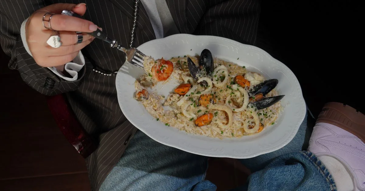 découvrez une recette savoureuse de moules nappées d’une sauce crémeuse au cidre, idéale pour un repas convivial aux accents normands.