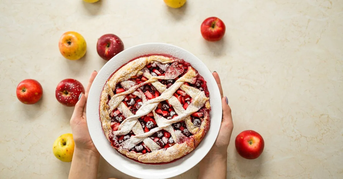 découvrez la tarte normande aux pommes, un dessert gourmand aux pommes fondantes et à la crème, inspiré des saveurs authentiques de normandie.