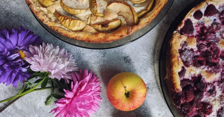 découvrez la tarte aux pommes normande, un dessert gourmand garni de pommes fondantes et nappé d’une crème délicatement parfumée.