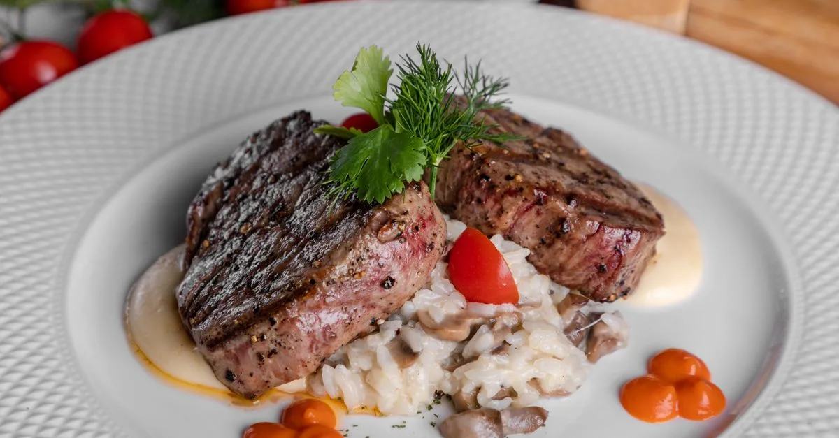 découvrez le filet mignon de porc, une viande tendre et savoureuse, idéale à cuisiner au four, à la poêle ou en sauce.