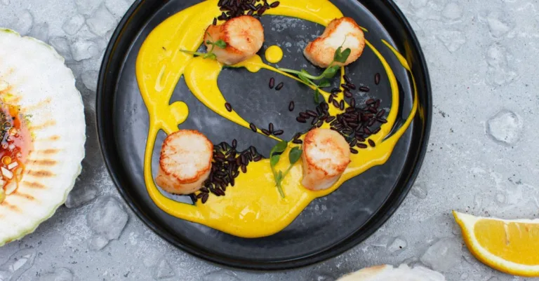 savourez des noix de saint-jacques nappées d’une sauce au cidre, une recette raffinée et facile à préparer pour vos repas festifs.